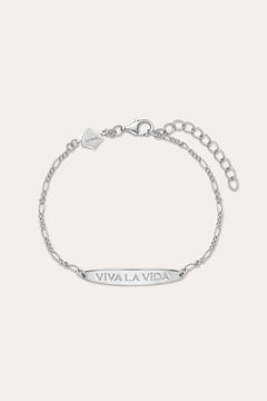 The Viva La Vida Bar Chain Bracelet in Silver features an adjustable Figaro chain, a rectangular plate engraved with VIVA LA VIDA, and a small embossed logo tag. Pair it with our Viva La Vida necklace for a matching set.
