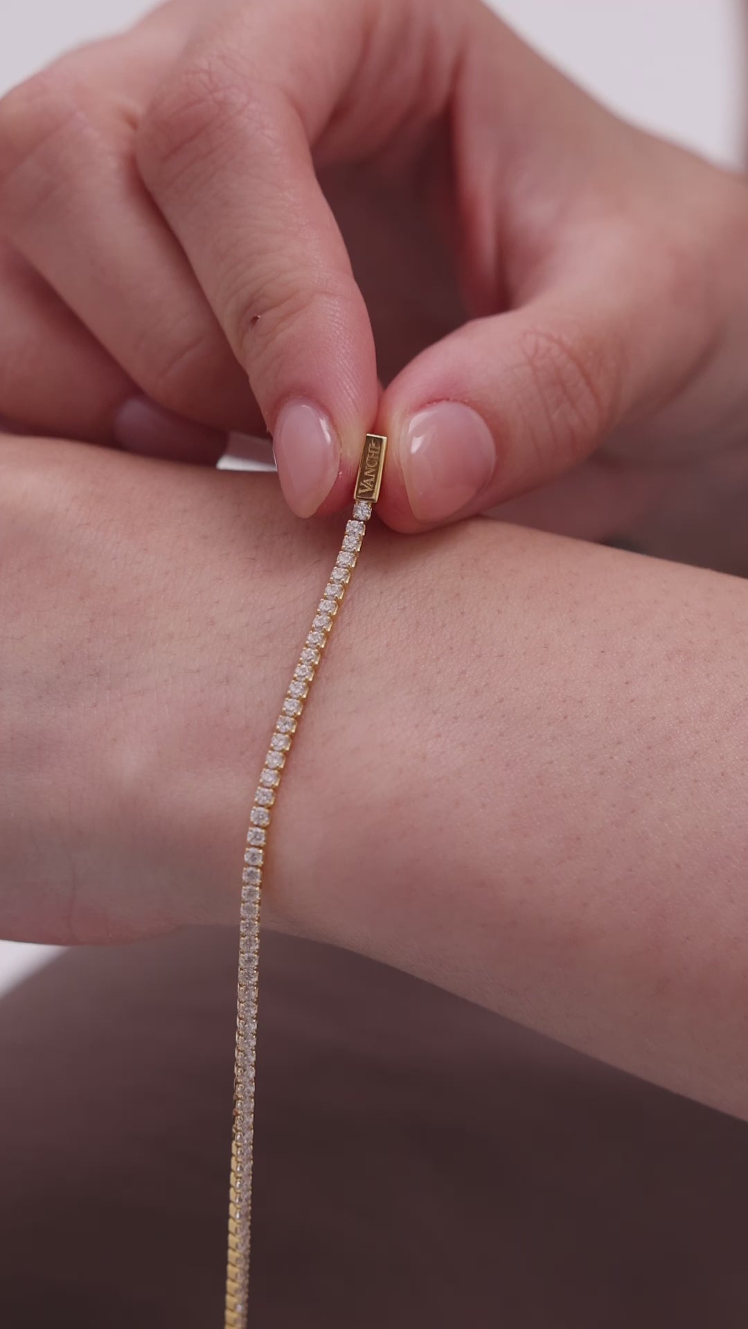 Vanchi Gold Tennis Bracelet clasp